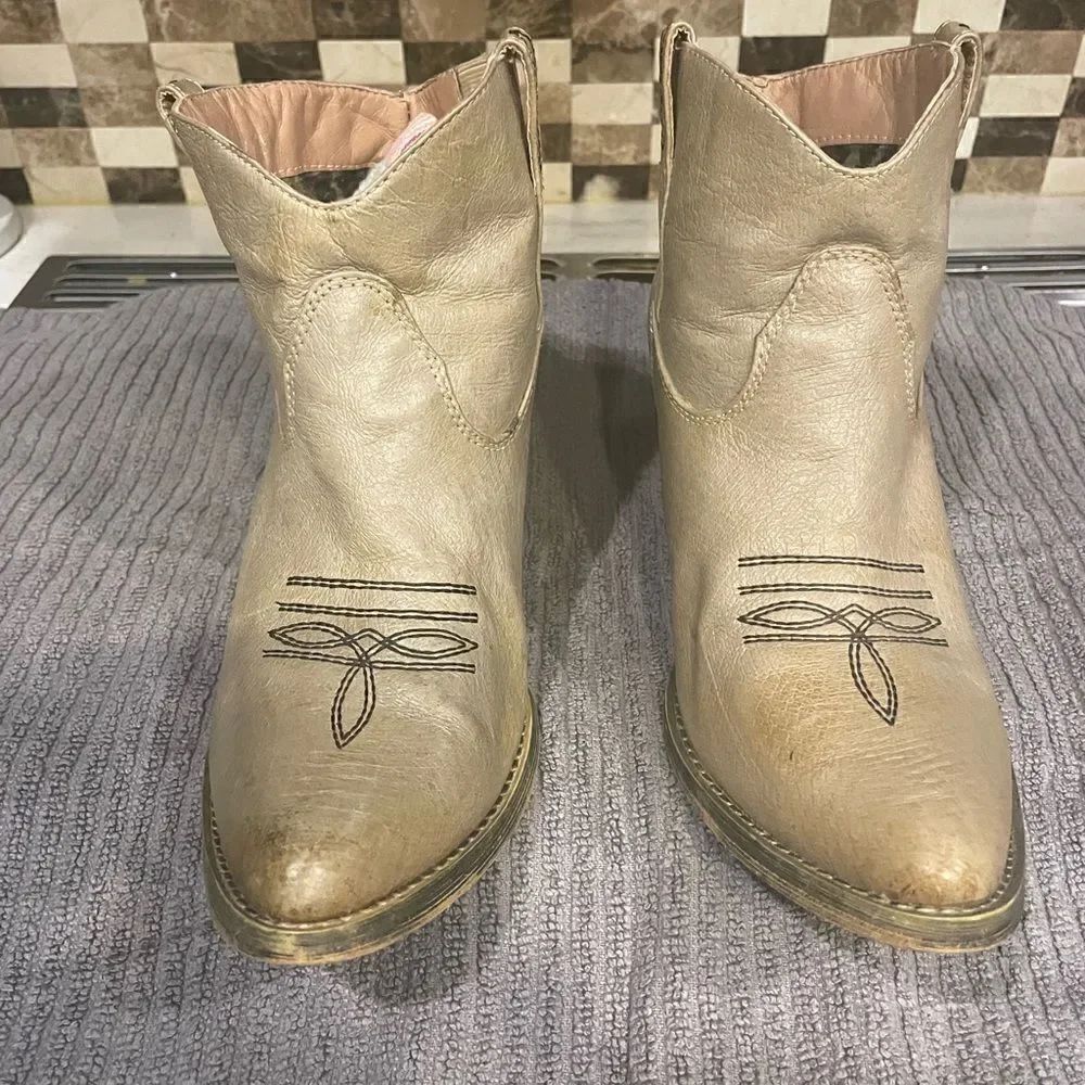 Very volatile Distressed Booties - Picture 2 of 6